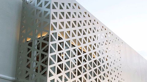 沖孔鋁單板廠(chǎng)家教你快速了解定制穿孔鋁板的流程